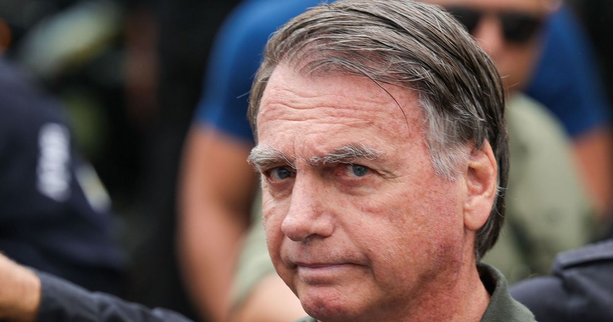 Defesa de Bolsonaro nega uso de celular em encontro com Nikolas Ferreira