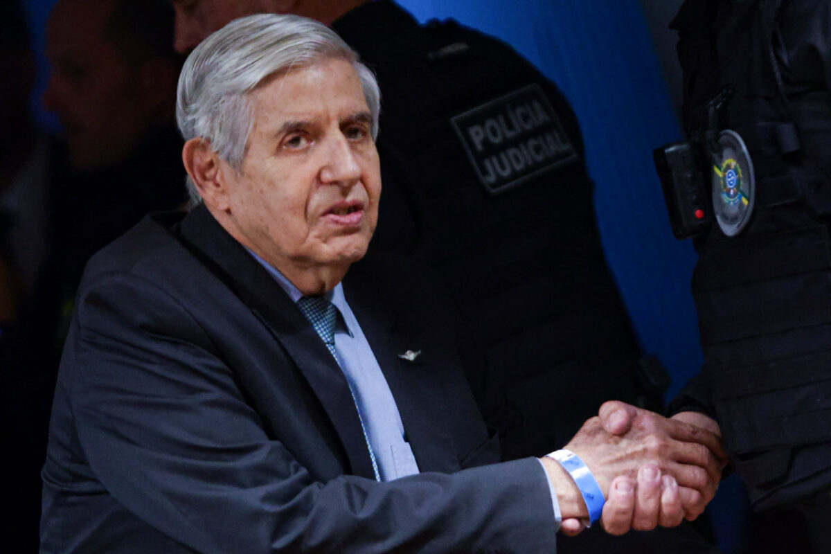 PGR a favor de prisão domiciliar para general Heleno