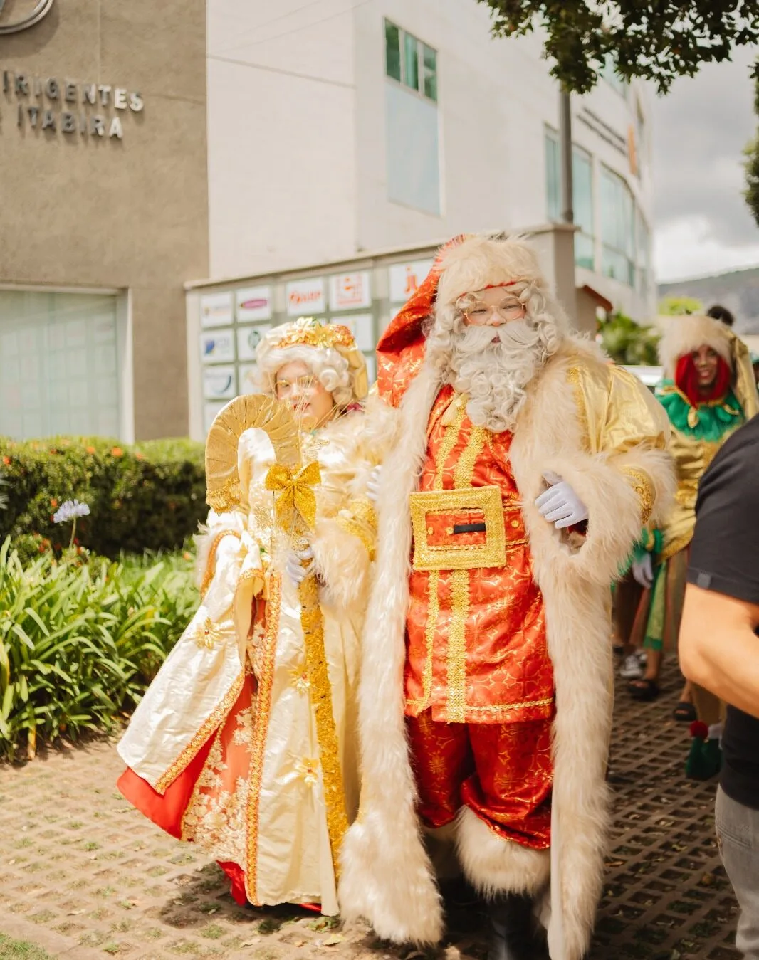 Papai Noel Chega de Trenzinho para Celebrar o Natal