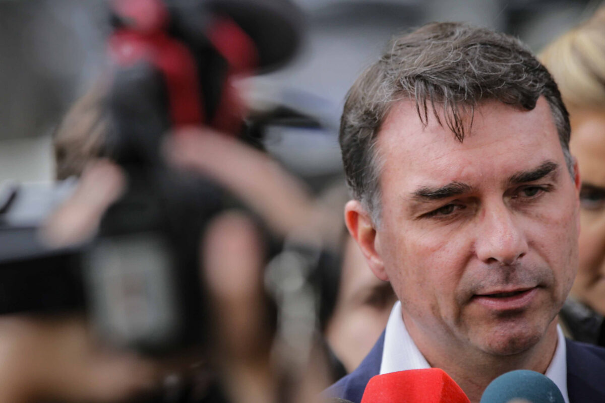 Flávio Bolsonaro defende PL após corte no salário do pai
