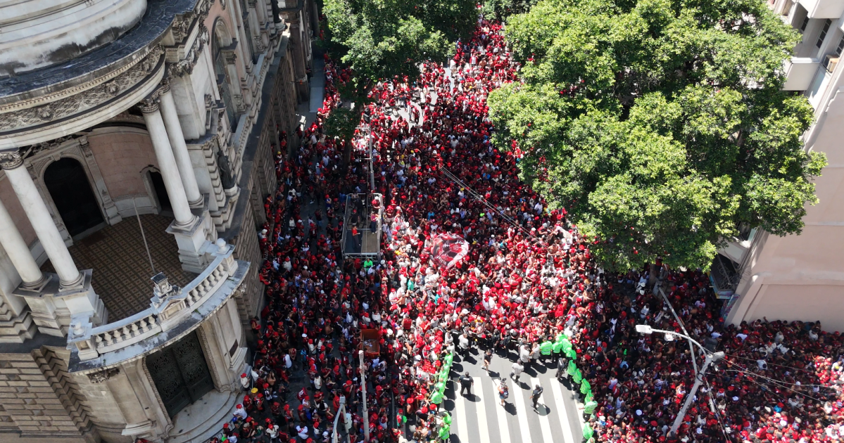 Mar de Rubro-Negro Toma as Ruas do Rio em festa Histórica
