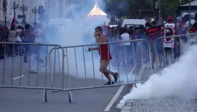 Festa do Tetra Termina em Tumulto no Centro do Rio
