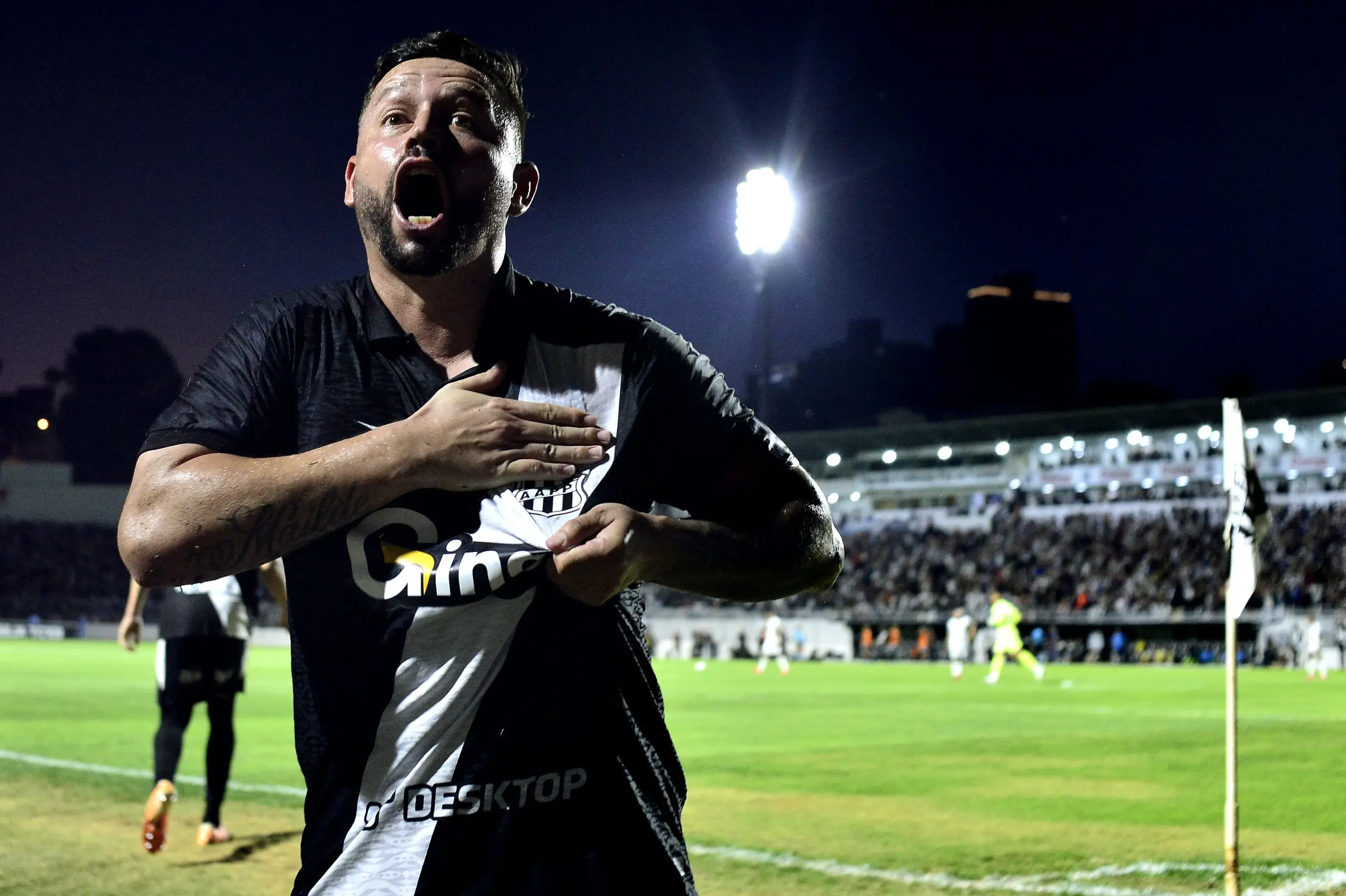 Elvis indica Permanência na Ponte Preta e Agita Torcida