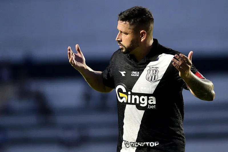 Elvis e Ponte Preta: Futuro Incerto, Decisão na Semana