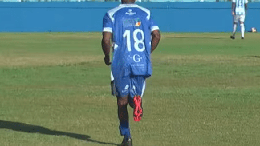 Atacante cumpre pena em regime aberto e joga com tornozeleira