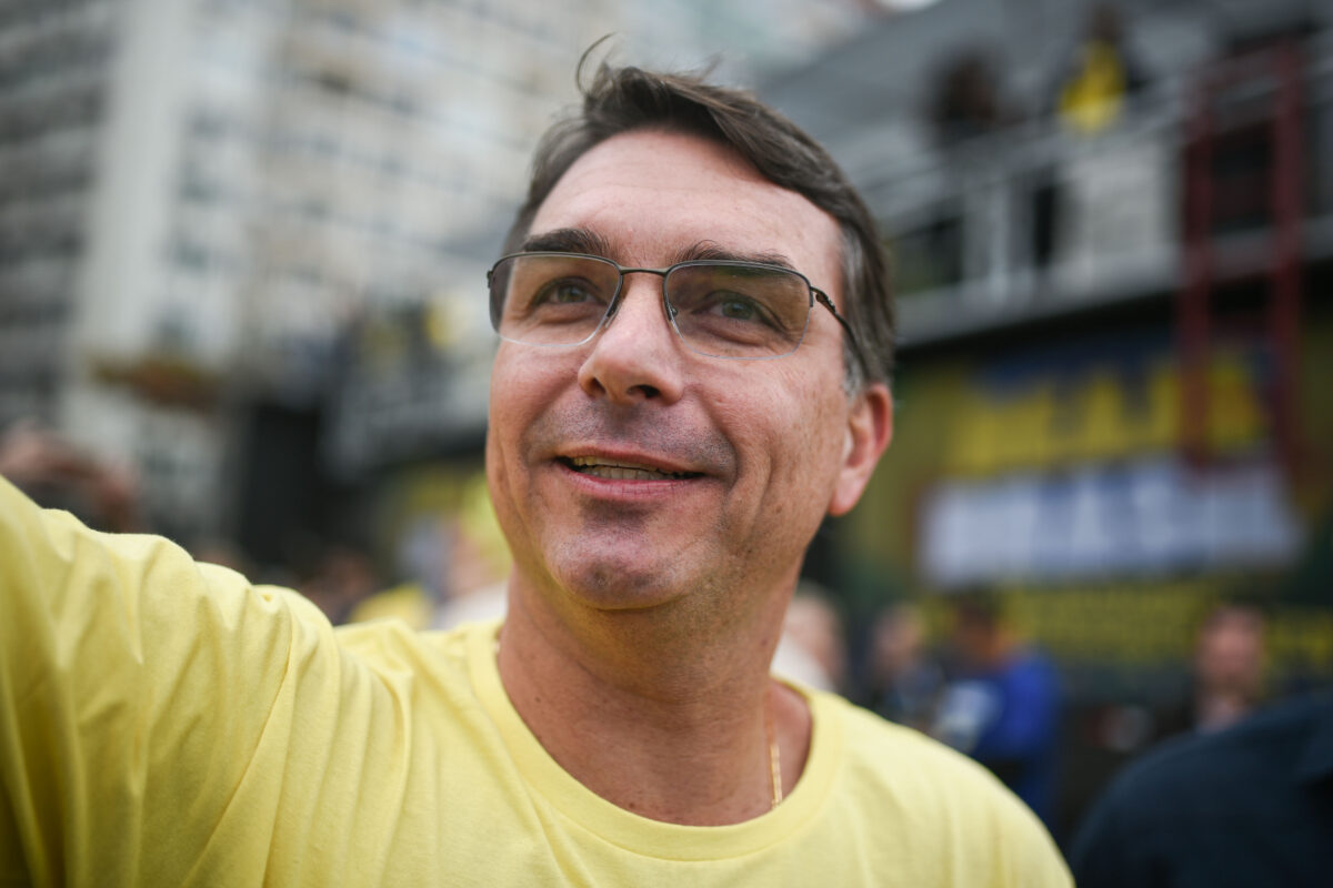 Flávio Bolsonaro anuncia Candidatura e Busca anistia Ampla