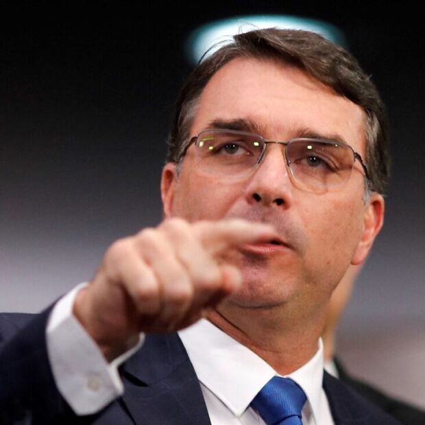 Flávio Bolsonaro pede desculpas a Michelle por críticas