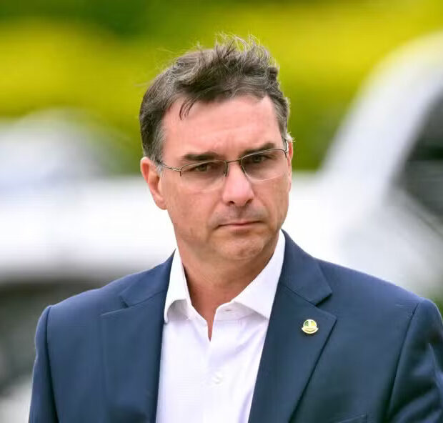 Flávio Bolsonaro pede desculpas a Michelle após atrito familiar