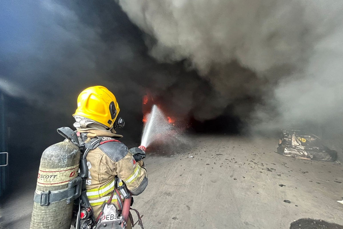 Incêndio de Grandes Proporções atinge Galpões em Betim