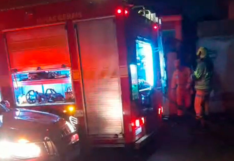 Incêndio no Alvorada: Homem surta, foge da UPA e Atea fogo