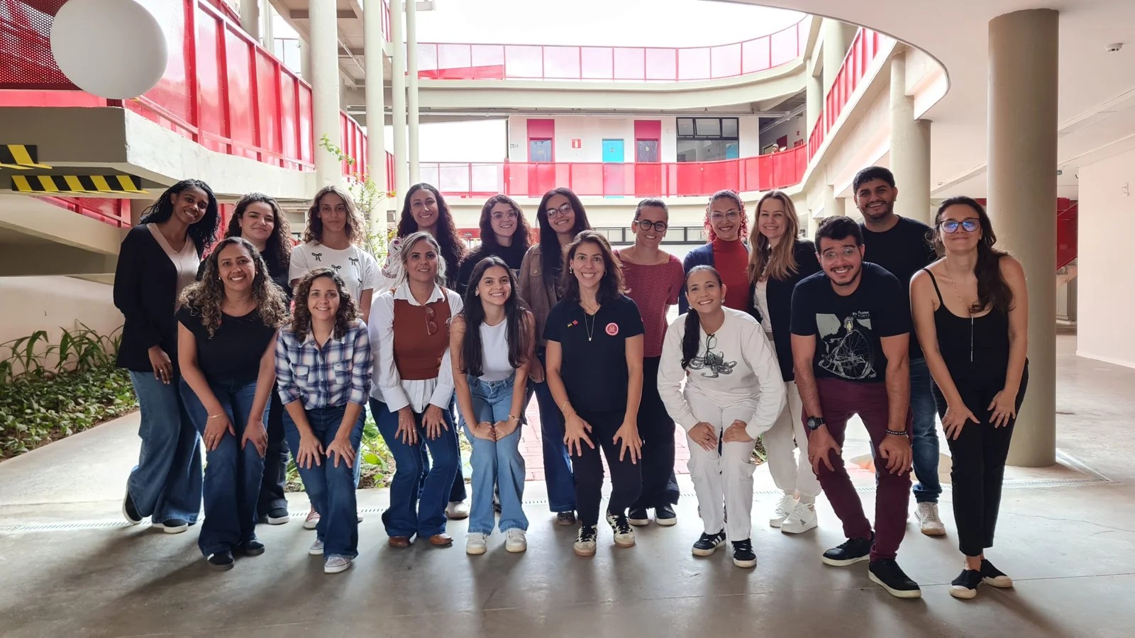 Maple Bear Sete Lagoas Impulsiona Educação com Treinamento Internacional