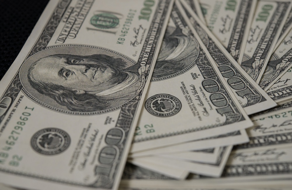 Dólar Sobe, Mas Acumula Queda: Novo Líder no FED