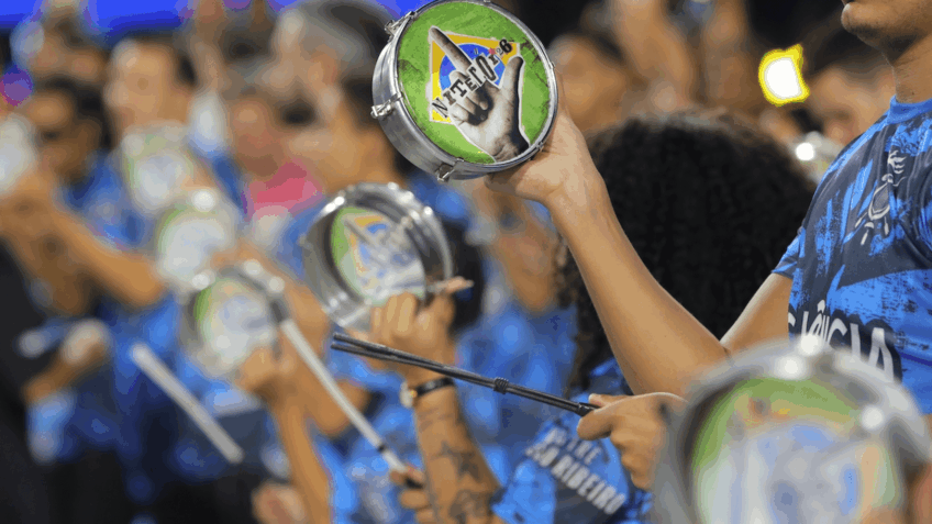 Acadêmicos de Niterói Homenageia Lula e Crítica Políticas no Carnaval