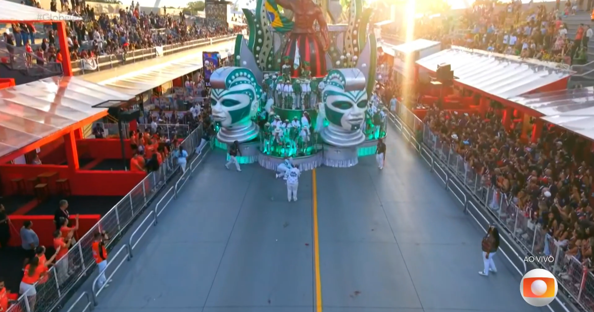Alegoria Trava e Ameaça Camisa Verde e Branco no Carnaval